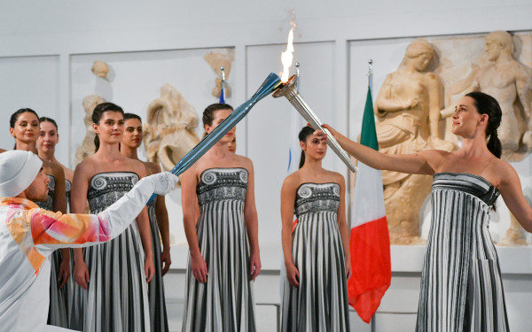 Χειμερινοί Ολυμπιακοί Αγώνες: Η Ολυμπιακή Φλόγα άναψε ξανά στην αρχαία Ολυμπία (βίντεο)