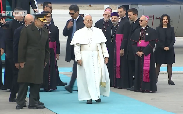 Τουρκία: Ο πάπας έβγαλε τα παπούτσια του, αλλά δεν προσευχήθηκε κατά την επίσκεψή του στο Μπλε Τζαμί της Κωνσταντινούπολης