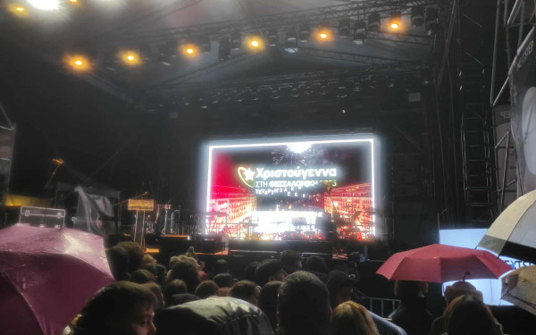 Όλα έτοιμα στην Αριστοτέλους για τη φωταγώγηση του δέντρου (βίντεο)