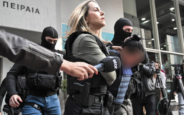 Σαλαμίνα: Στον ανακριτή η 46χρονη που σκότωσε την πεθερά της - Φόνο εκ προμελέτης ερευνούν οι Αρχές (βίντεο)