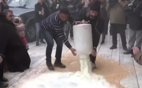 Λάρισα: Κτηνοτρόφοι έχυσαν γάλατα στην κεντρική πλατεία - Δείτε βίντεο