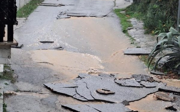 Καταστροφές στη Θάσο από τις έντονες βροχοπτώσεις – Δρόμοι ξηλώθηκαν στην Ποταμιά, παρασύρθηκαν αυτοκίνητα