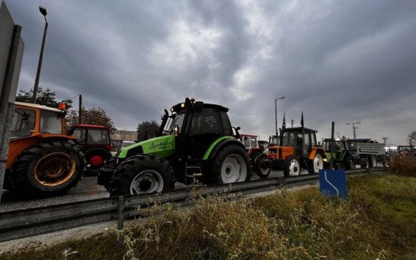 Σέρρες: Αγρότες έσπασαν το μπλόκο της Αστυνομίας στη διασταύρωση Σιδηροκάστρου - Κινούνται προς τον Προμαχώνα (βίντεο)