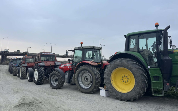 Θεσσαλονίκη: Στήνονται τα πρώτα μπλόκα σε Μάλγαρα και Χαλκηδόνα- Σκληραίνουν τη στάση τους οι αγρότες