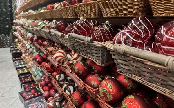 Θεσσαλονίκη: «Ζεσταίνεται» η χριστουγεννιάτικη αγορά- Φθηνότερα  στολίδια αναζητούν οι καταναλωτές