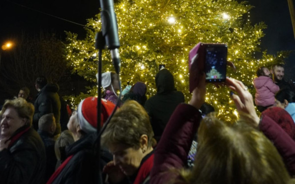 Το Χριστουγεννιάτικο δέντρο της Νέας Πολιτείας Ευόσμου είναι ορατό και από την... περιφερειακή οδό