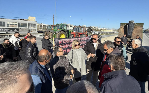 Αγροτικές κινητοποιήσεις: Στο πλευρό των αγροτών στο μπλόκο Δερβενίου η δήμαρχος Λαγκαδά – «Ο αγροτικός κόσμος πυλώνας της τοπικής οικονομίας»