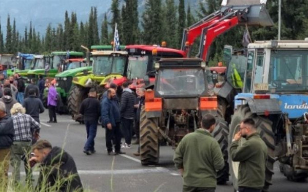 Αγρότες: Παραμένει το «χειρόφρενο» στο μπλόκο του Προμαχώνα - Κλειστός για φορτηγά ο μεθοριακός σταθμός