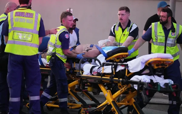 Αυστραλία-επίθεση: Οι Αυστραλοί χαιρετίζουν τον «ήρωα»  που όρμησε και άρπαξε το όπλο από έναν ένοπλο