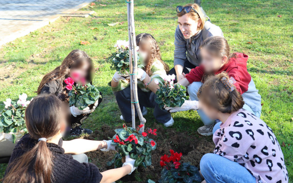 Δήμος Νεάπολης - Συκεών: Τα παιδιά «ζωντανεύουν» το πάρκο της γειτονιάς τους με δράσεις δεντροφύτευσης