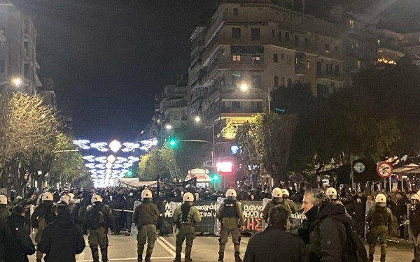 Θεσσαλονίκη - Πορεία για Γρηγορόπουλο: Στην Καμάρα επέστρεψαν οι διαδηλωτές - Ισχυρό μπλόκο της αστυνομίας