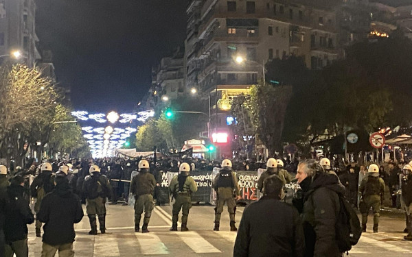 Θεσσαλονίκη - Πορεία για Γρηγορόπουλο: Στους δρόμους του κέντρου οι διαδηλωτές - Ισχυρή παρουσία της αστυνομίας