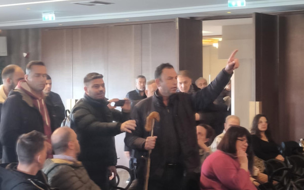 Θεσσαλονίκη: «Εισβολή» αγροτών στη γενική συνέλευση των δημάρχων της Κεντρικής Μακεδονίας -  «Μιλήστε για μας, στηρίξτε μας»