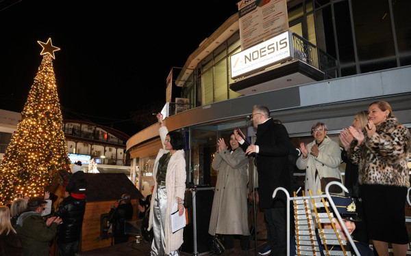 Σε γιορτινό κλίμα και με τα καταστήματα ανοιχτά φωταγωγήθηκε το χριστουγεννιάτικο δέντρο στο Ωραιόκαστρο