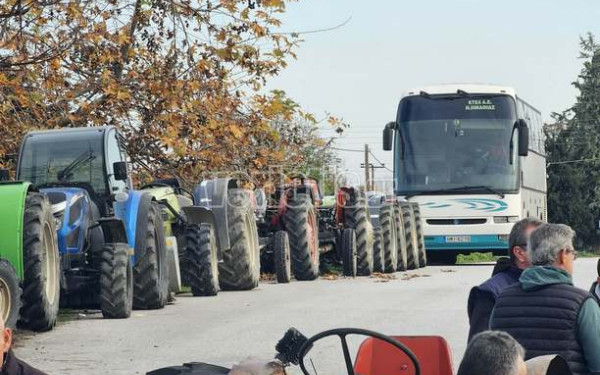 Ημαθία: Ταξί, αστικά, ΚΤΕΛ και φορτηγά έκλεισαν μαζί με τρακτέρ τον κόμβο της Κουλούρας