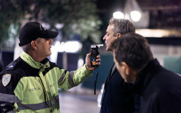 Σε μπλόκο της τροχαίας για αλκοτέστ ο Μητσοτάκης