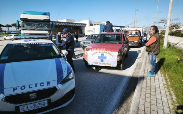 Έφτασαν τα τρακτέρ στο λιμάνι της Ηγουμενίτσας - Με φραγμό απάντησε η Αστυνομία