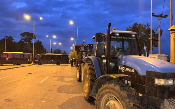 Θεσσαλονίκη: Ανυποχώρητοι οι αγρότες στα πράσινα φανάρια- Σήμερα η κρίσιμη σύσκεψη για νέες κινητοποιήσεις