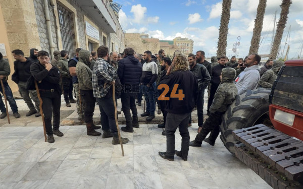 Ηράκλειο: Οι αγρότες έκαναν κατάληψη στην Αποκεντρωμένη Διοίκηση και το κτίριο της ΑΑΔΕ - Δείτε βίντεο