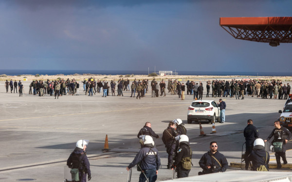 Χάος στην Κρήτη: Οι αγρότες αναποδογύρισαν περιπολικό, οκτώ αστυνομικοί τραυματίστηκαν - Κλειστά τα αεροδρόμια σε Ηράκλειο, Χανιά