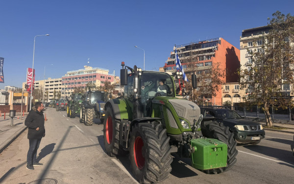 Θεσσαλονίκη: Έφτασαν στο λιμάνι οι αγρότες (βίντεο)