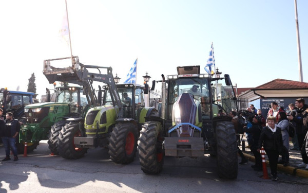 Θεσσαλονίκη: Έφτασαν οι αγρότες στο λιμάνι (βίντεο)