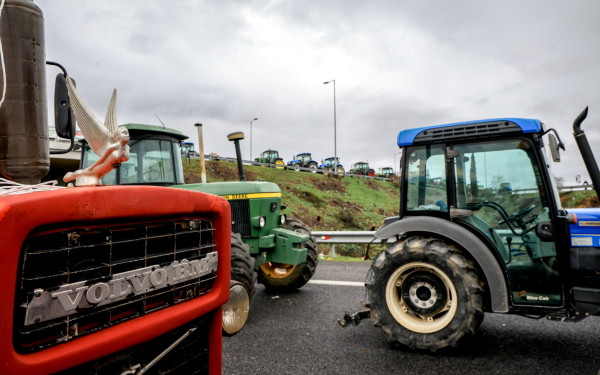 Πάτρα: Έφυγαν οι αγρότες και οι κτηνοτρόφοι της Αχαΐας από την γέφυρα Ρίου–Αντιρρίου