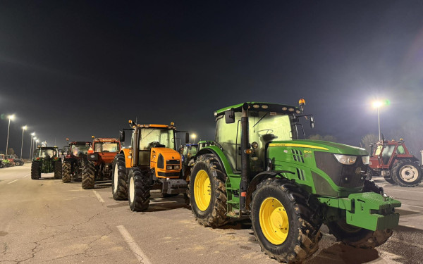 Θεσσαλονίκη: Αποκλεισμένη η διέλευση οχημάτων στα Πράσινα Φανάρια - Σε Γενική Συνέλευση το μπλόκο της Εξοχής