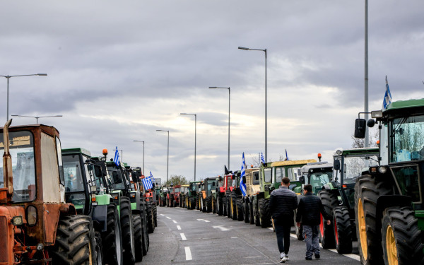 Αγροτικά μπλόκα σε όλη την Ελλάδα: Τρακτέρ ακινητοποιούν εθνικές οδούς και οδηγούν σε νέες κινητοποιήσεις