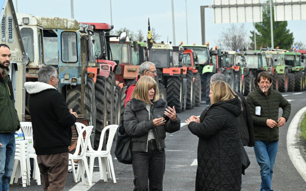 :Παραμένουν τα μπλόκα στα τελωνεία Εξοχής, Προμαχώνα, Νίκης και Ευζώνων– Ποιές ώρες θα είναι ανοιχτά για ΙΧ, τουριστικά λεωφορεία