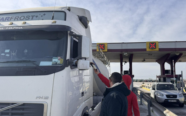 Θεσσαλονίκη: Οι αγρότες των Μαλγάρων μοίρασαν ρύζι και ζήτησαν τη στήριξη των οδηγών