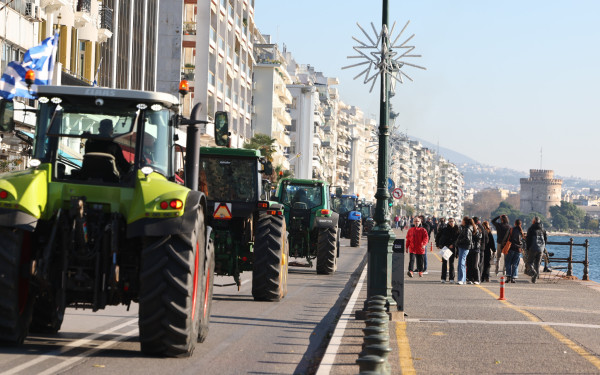 Θεσσαλονίκη: Αποχωρούν από το λιμάνι οι αγρότες
