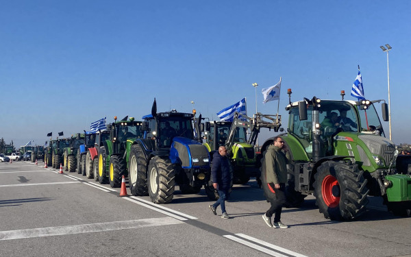 Λαμία: Παραμένουν στα μπλόκα οι αγρότες