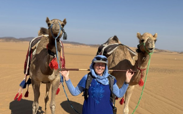 Βρετανίδα εξερευνήτρια έγινε ο πρώτος άνθρωπος που διέσχισε τη Σαουδική Αραβία περπατώντας (βίντεο)