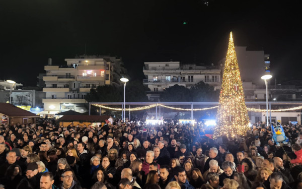 Φόρεσε τα γιορτινά της η Καλαμαριά