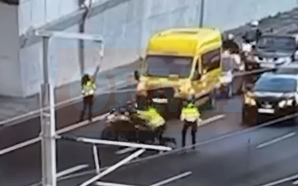 Οδηγός μοτοσικλέτας παρέσυρε τροχονόμο στην Αττική Οδό - Δείτε βίντεο