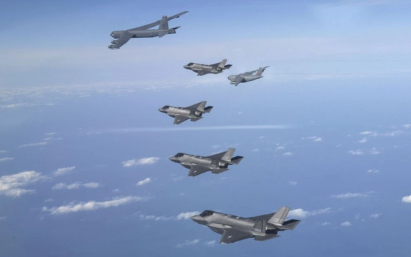 Η Ιαπωνία και οι ΗΠΑ επιδεικνύουν ισχύ με στρατηγικούς βομβαρδιστές και μαχητικά