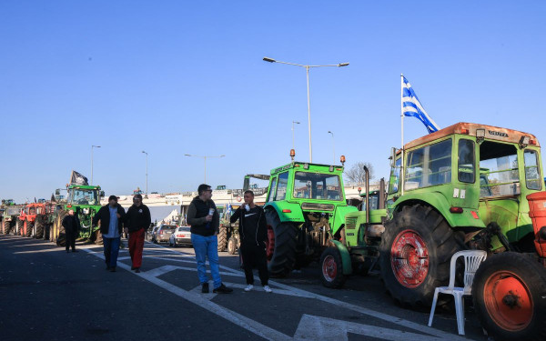 Επιμένουν στα μπλόκα οι αγρότες - Χριστούγεννα στις εθνικές οδούς και στα τελωνεία με ανοιχτούς δρόμους