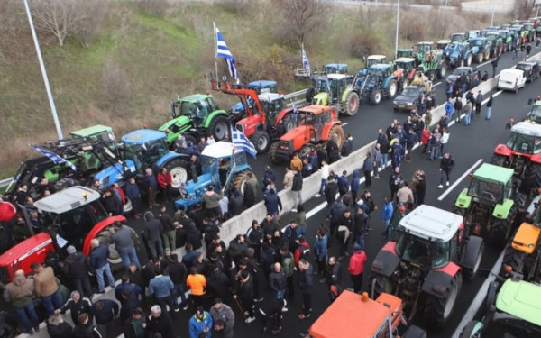 Αγροτικά μπλόκα: Η κυβέρνηση καλεί σε συντεταγμένο διάλογο με συγκεκριμένους εκπροσώπους και αιτήματα