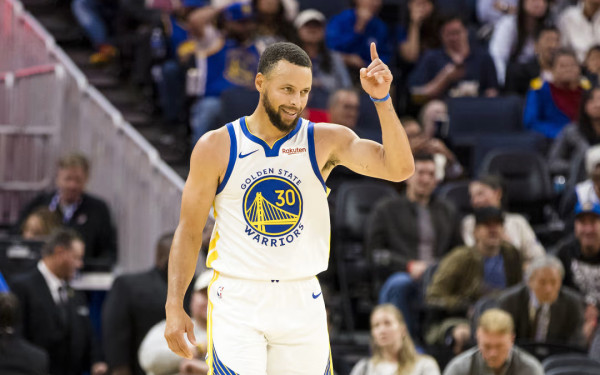 ΝΒΑ: Ο Στεφ Κάρι ευστόχησε από την άλλη άκρη του γηπέδου και έγινε viral (βίντεο)