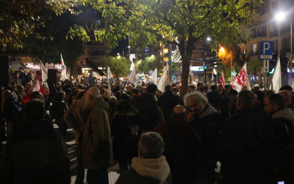 Θεσσαλονίκη: Κινητοποίηση εργαζομένων έξω από το ΥΜΑΘ σε ένδειξη αλληλεγγύης στους αγρότες