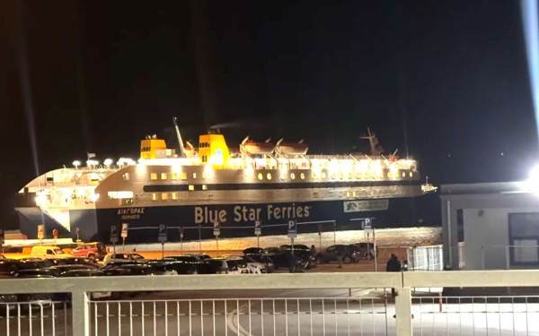 Μυτιλήνη: Χωρίς επιβάτες και οχήματα απέπλευσε ο «Διαγόρας» - Οι αγρότες απέκλεισαν το λιμάνι (βίντεο)