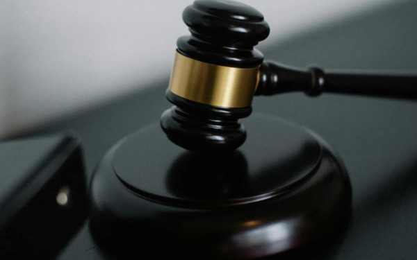 Καταδίκη 4 ετών για γνωστό ηθοποιό – Ένοχος για βιασμό και δύο απόπειρες