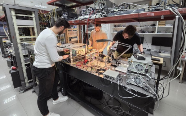 Ο ταχύτερος φωτονικός AI επεξεργαστής στον κόσμο φέρει τη σφραγίδα του ΑΠΘ