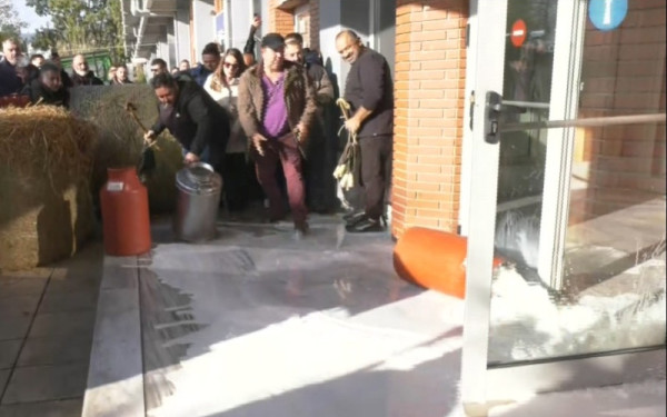Ένταση με αγρότες στην Καβάλα: Πέταξαν άχυρα, σταφύλια και γάλα έξω από την Αντιπεριφέρεια (βίντεο)