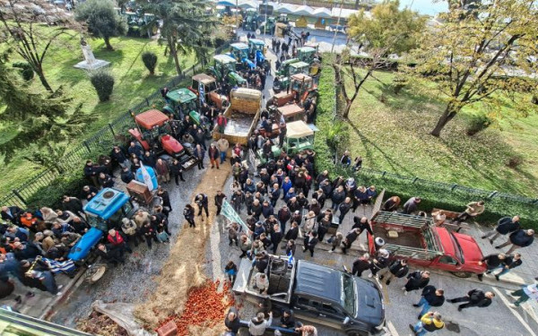 Ένταση με αγρότες στην Καβάλα: Πέταξαν άχυρα, σταφύλια και γάλα έξω από την Αντιπεριφέρεια (βίντεο)