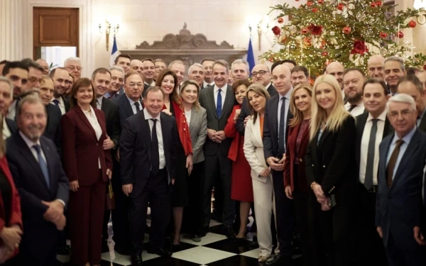 Στο Μαξίμου οι βουλευτές της ΝΔ μετά από κάλεσμα Μητσοτάκη – Οι ευχές, οι συζητήσεις και το ασημένιο γούρι