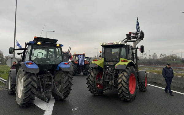 Παραμένουν στα μπλόκα οι αγρότες και στέλνουν τα αιτήματά τους στο Μαξίμου