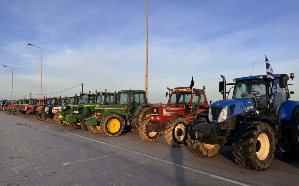 Τρίκαλα: Ανυποχώρητοι οι αγρότες στα μπλόκα της Δυτ. Θεσσαλίας