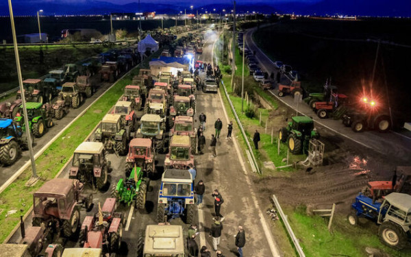 Σκληραίνουν την στάση τους οι αγρότες στη Λάρισα: Απέκλεισαν και τους παραδρόμους στο μπλόκο της Νίκαιας